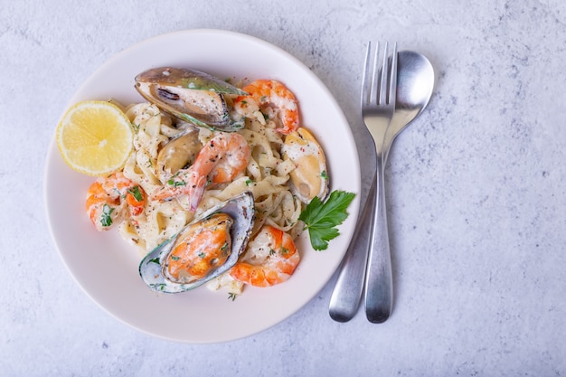 Pasta casera con camarones y mejillones en salsa cremosa