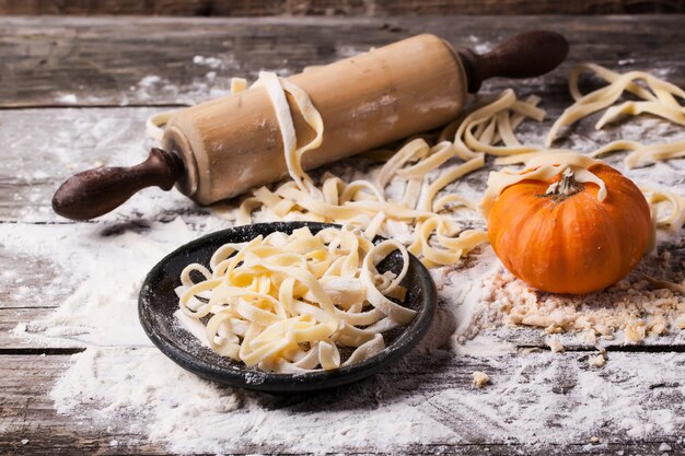 Pasta casera cruda con calabaza