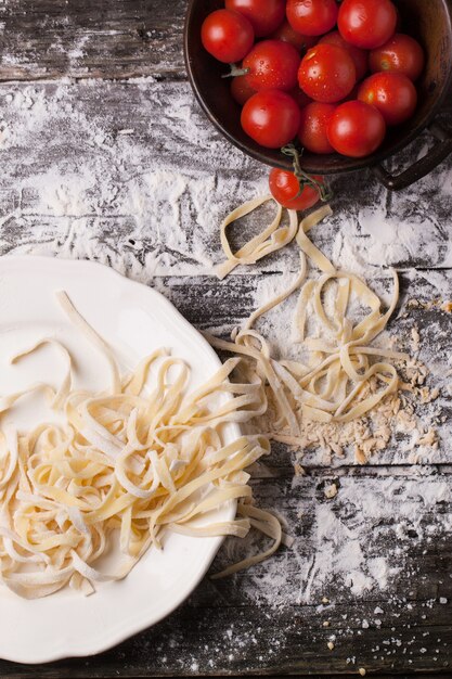 Pasta casera cruda con tomates