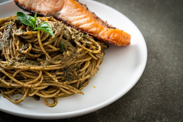 Pasta casera con espaguetis al pesto con salmón a la parrilla - estilo de comida italiana