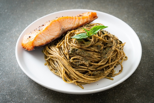 Pasta casera con espaguetis al pesto con salmón a la parrilla - estilo de comida italiana