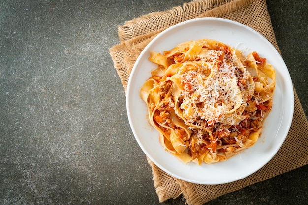 Pasta casera fettuccine boloñesa con queso