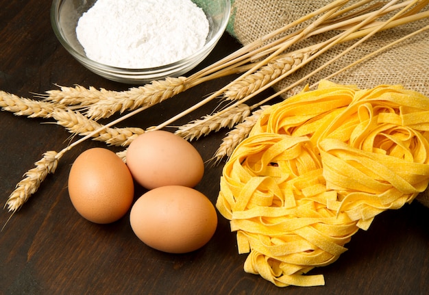 Pasta casera con ingredientes frescos.