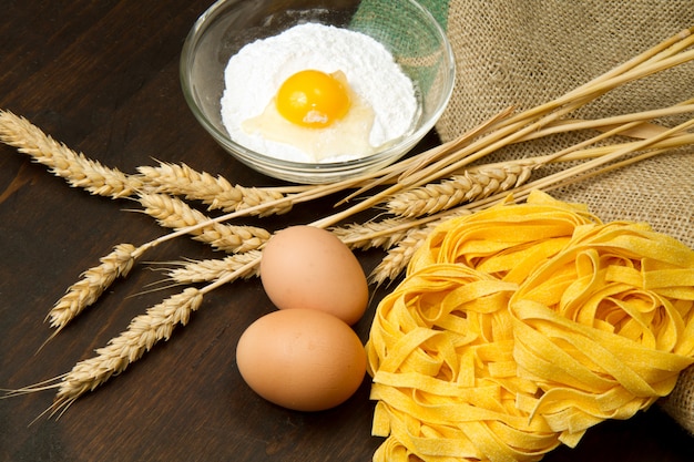 Pasta casera con ingredientes frescos.