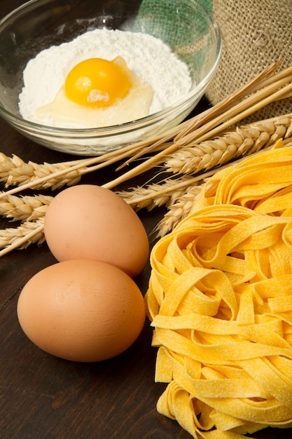 Pasta casera con ingredientes frescos.