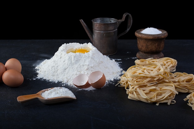 Pasta casera italiana llamada fettuccine