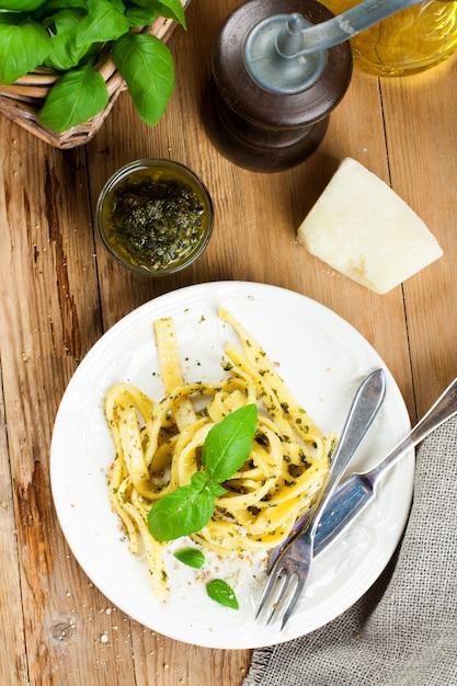 Pasta casera con pesto y albahaca.