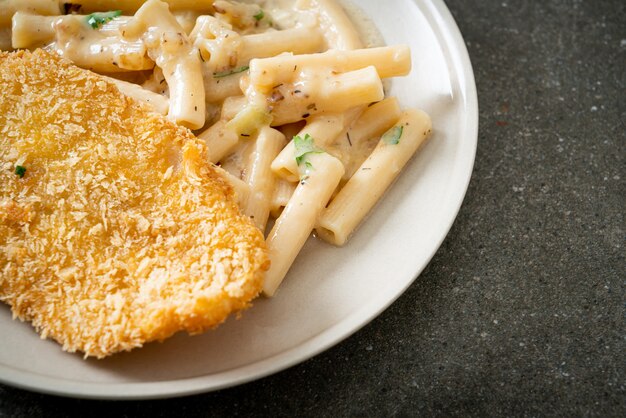 Pasta casera quadrotto penne salsa de crema blanca con pescado frito