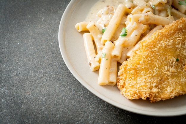 Pasta casera quadrotto penne salsa de crema blanca con pescado frito