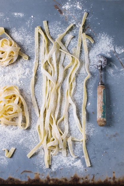 Pasta casera sobre hormigón