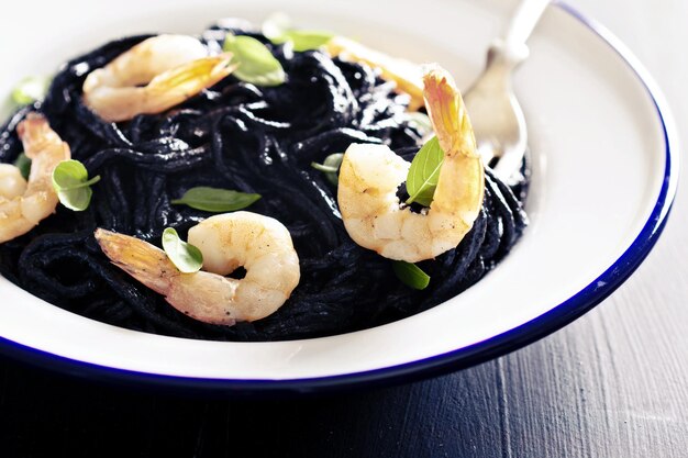 Foto pasta casera de tinta de calamar con camarón