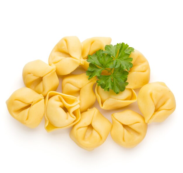 Pasta casera, tortellini crudos con hierbas.