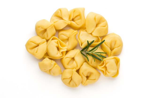 Pasta casera, tortellini crudos con hierbas.