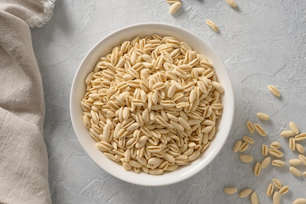 Pasta Cavatelli en plato blanco sobre gris