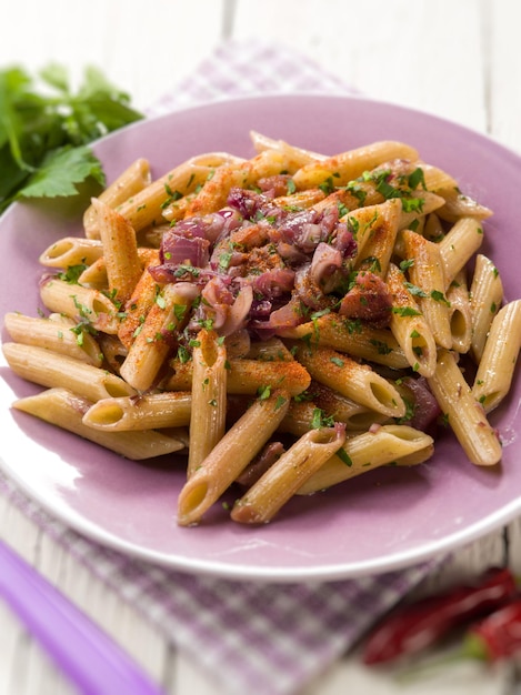 Pasta con cebolla, perejil y ají picante, enfoque selectivo