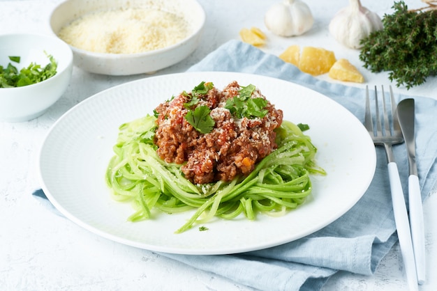 Pasta ceto boloñesa con carne picada y fideos de calabacín, fodmap, lchf, baja en carbohidratos