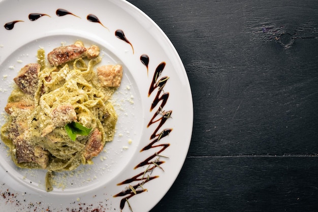 Pasta con champiñones blancos y salsa de crema Tagliateli Cocina italiana Espacio libre para su texto Vista superior