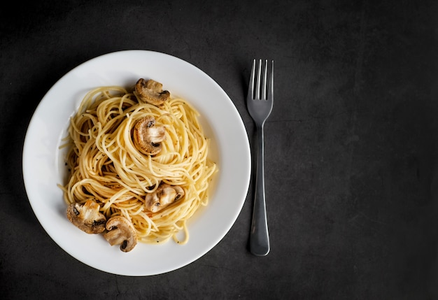 Pasta con champiñones en negro