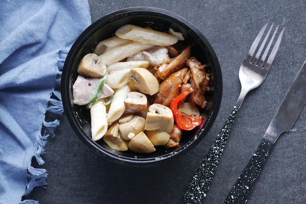 Pasta de champiñones de pollo cocida casera en un bol