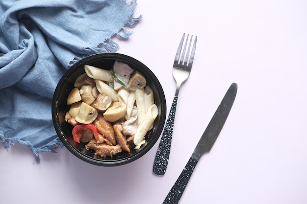 Pasta de champiñones de pollo cocida casera en un bol