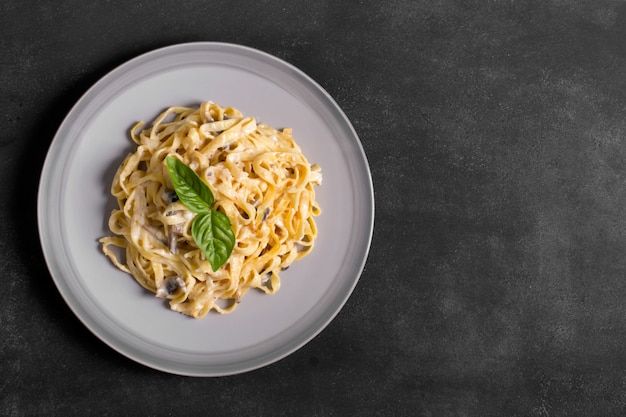 Pasta con champiñones y salsa bechamel