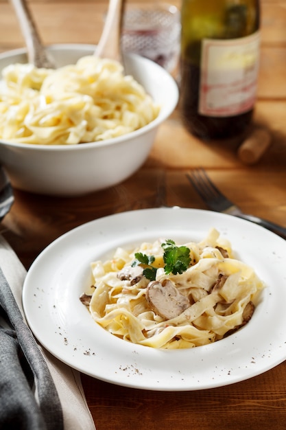 Pasta con champiñones y salsa de crema