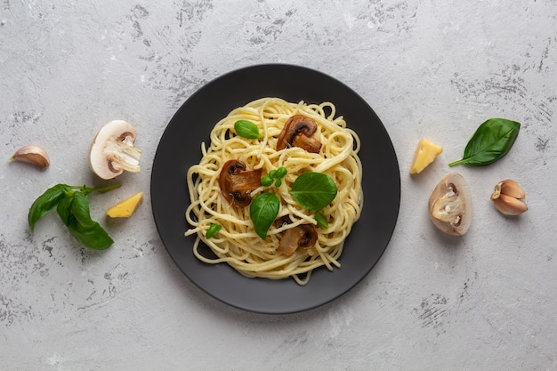 Pasta de champiñones en salsa cremosa con queso en un espacio ligero.