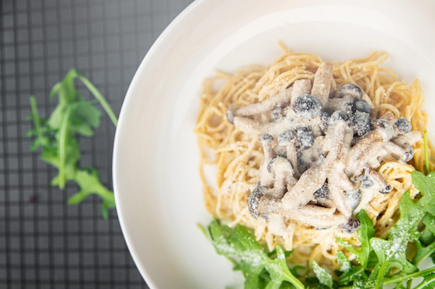 pasta de champiñones salsa de espagueti shimeji comida de champiñones marrón bocadillo en la mesa espacio de copia