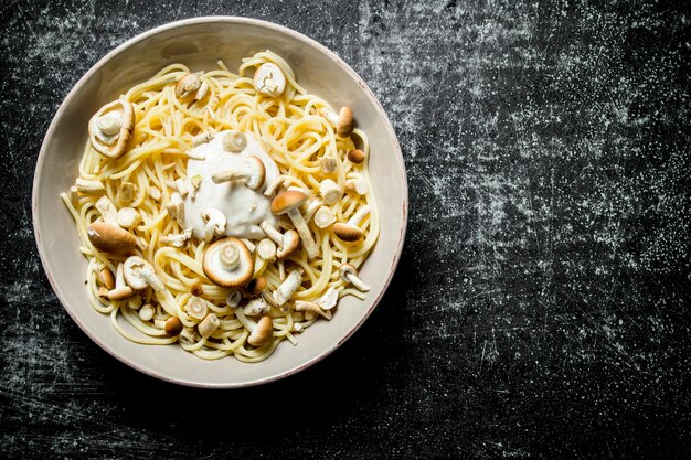 Pasta con champiñones y salsa en tazón