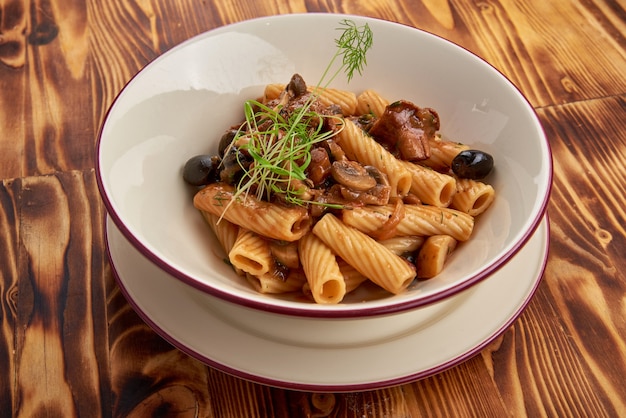 Pasta con champiñones y salsa