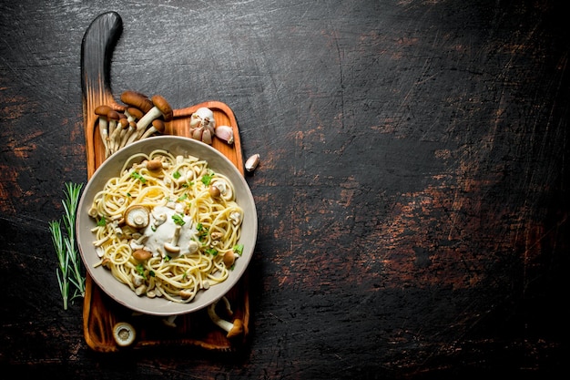 Pasta con champiñones en tazón y romero