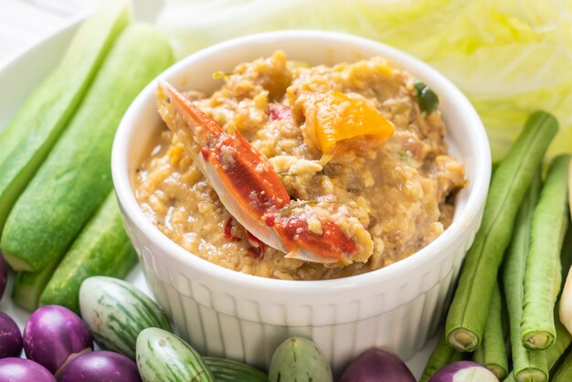 Pasta de chile a fuego lento con cangrejo o cangrejo y salsa de soja con leche de coco y verduras