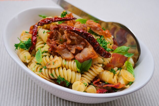 Pasta con chile seco y tocino crujiente