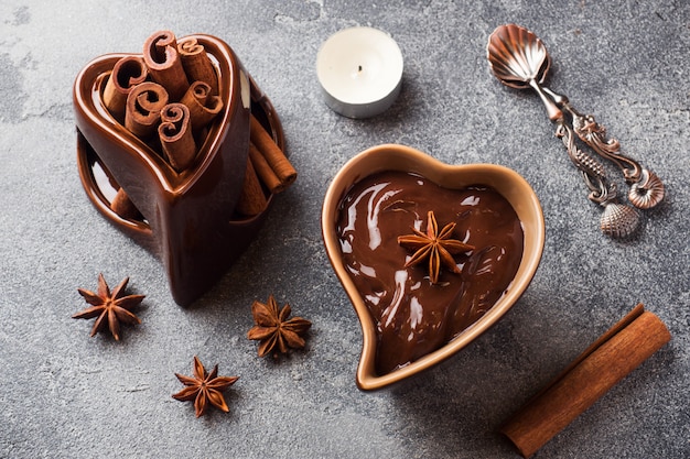 Pasta de chocolate con canela y anís.