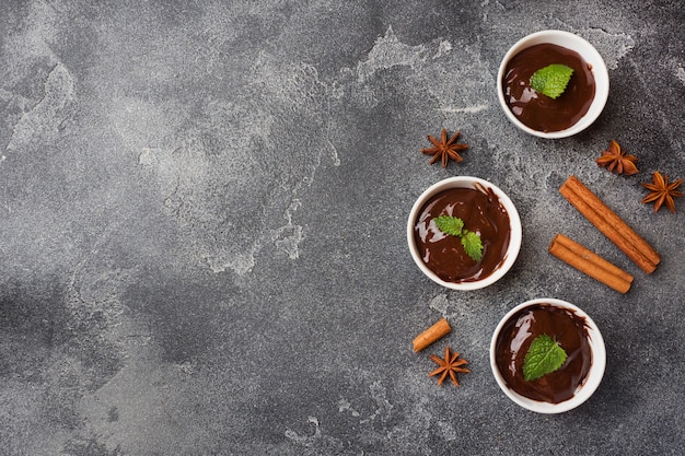 Pasta de chocolate con menta, canela y anís sobre fondo oscuro