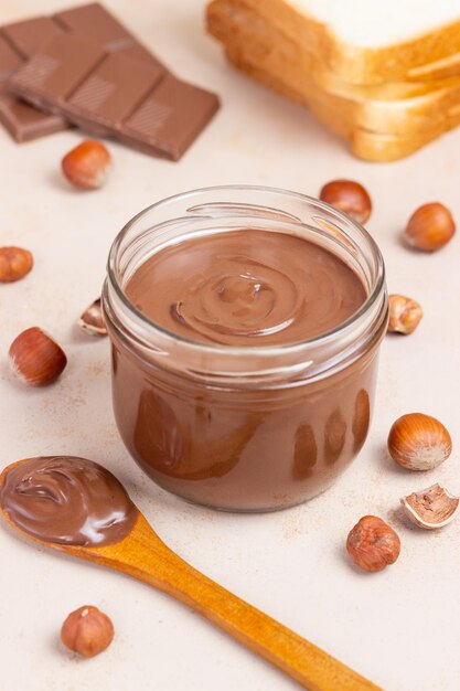 Foto pasta de chocolate con nueces en tarro postre comida vegetariana