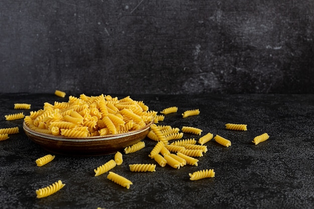 Pasta clásica en un tazón pequeño negro