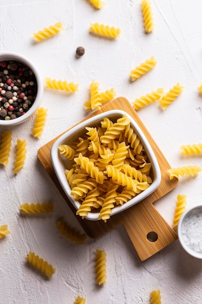 Pasta sin cocer en un bol