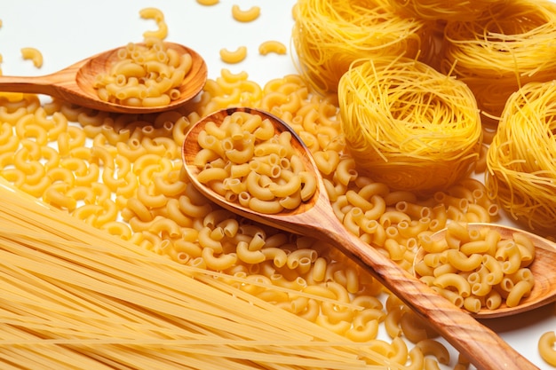 Pasta sin cocer espaguetis macarrones aislado en blanco