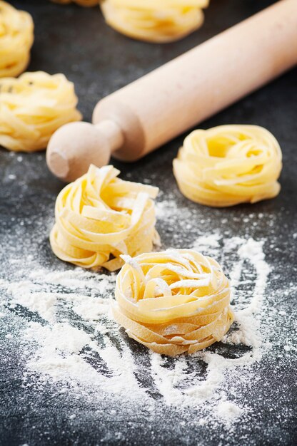 Pasta sin cocer con harina sobre la mesa