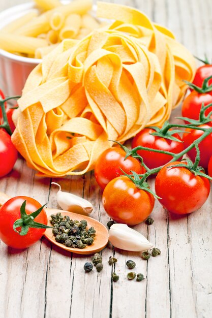 Pasta sin cocer con tomate y especias.