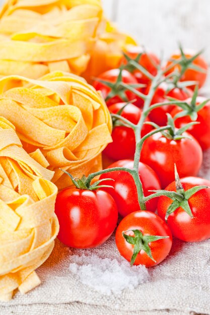 Pasta sin cocer y tomates frescos.