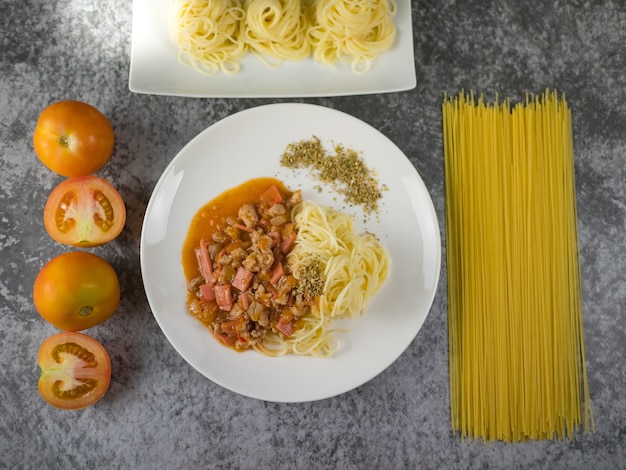 pasta cocida madura espagueti salsa de tomate orégano en plato blanco