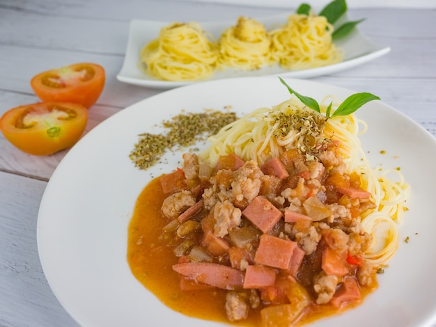 pasta cocida madura espagueti salsa de tomate orégano en plato blanco