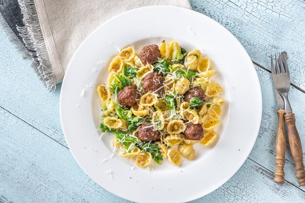 Pasta con col rizada y albóndigas