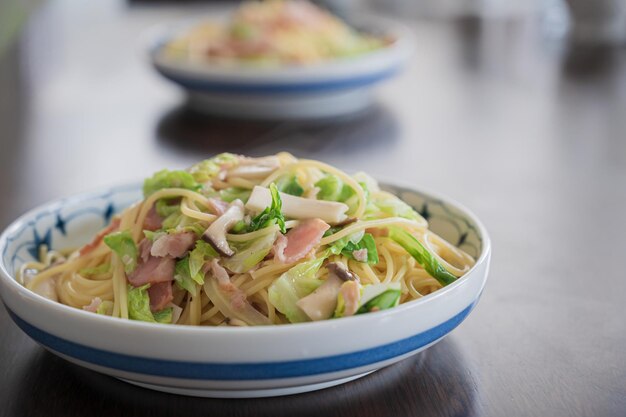 Pasta con col, trompetas y bacon