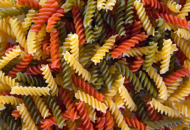 Foto pasta de colores en forma de espiral primer plano pasta italiana multicolor