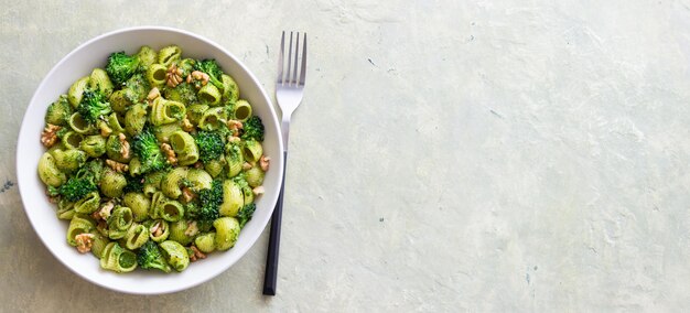 Pasta com brócolis, molho de pesto e nozes Cozinha italiana Alimentação saudável