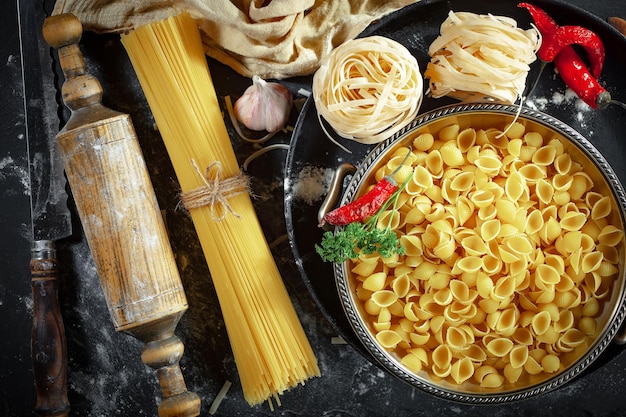 Pasta en composición con verduras en la cocina