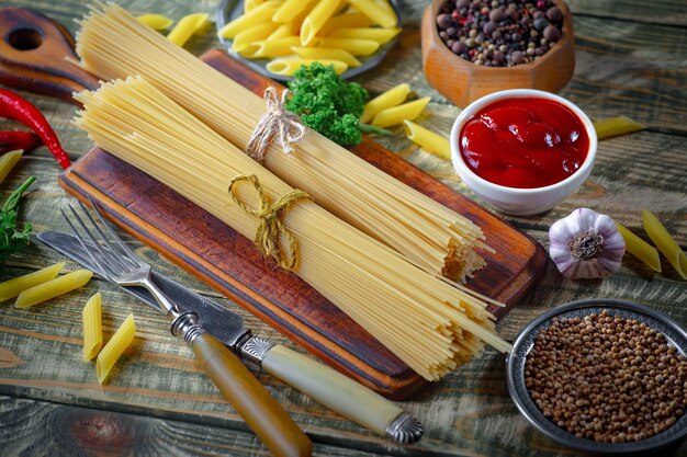 Pasta en composición con verduras en la cocina